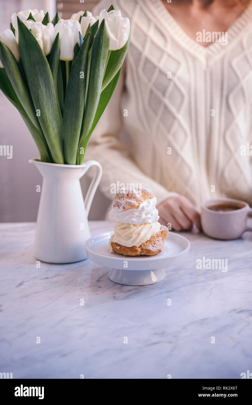 Frau trinkt Kaffee und Essen Softeis Dessert Stockfoto