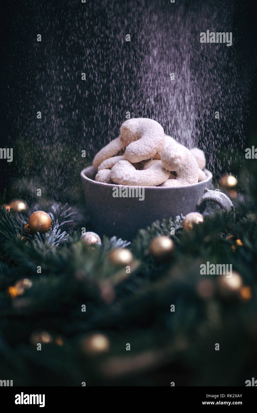 Mandel crescent Cookies in einer Schale, festliche Weihnachtsstimmung Stockfoto