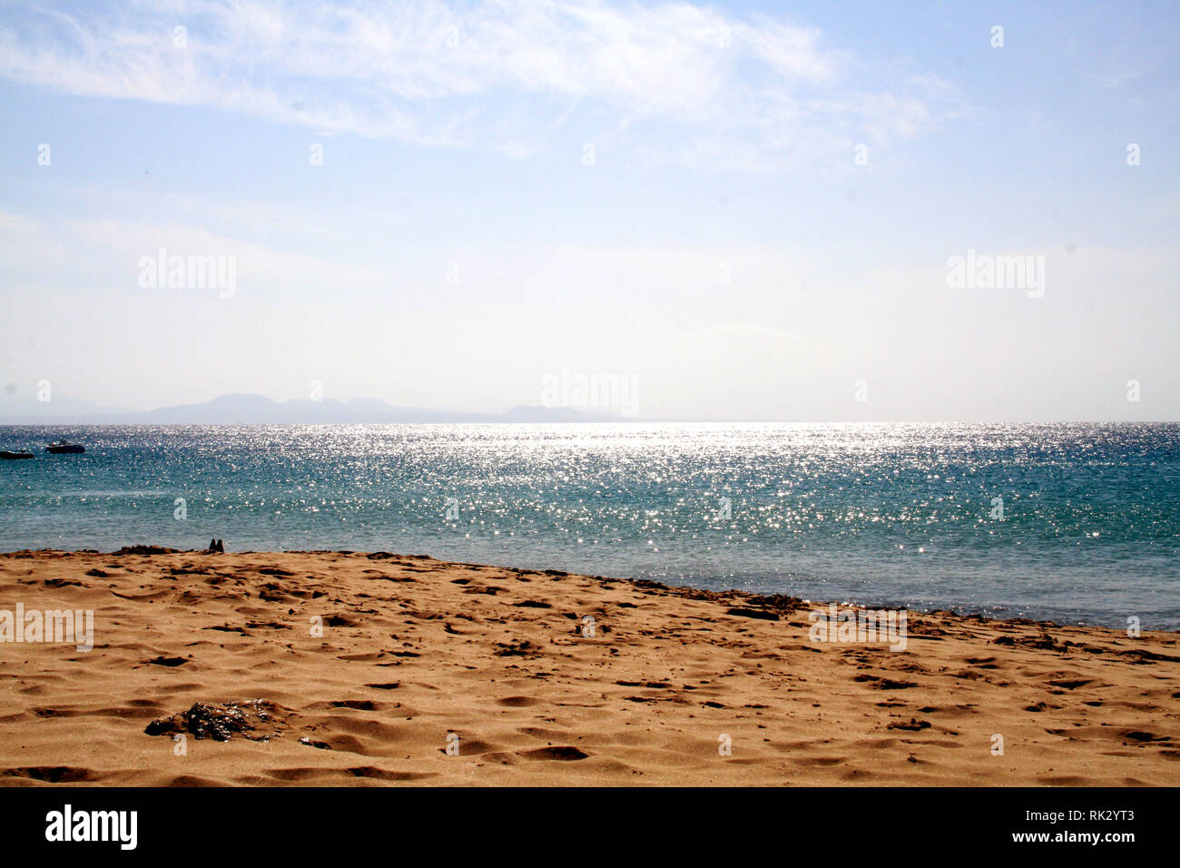Strand an einem sonnigen Tag in Lanzarote, Kanarische Inseln Stockfoto