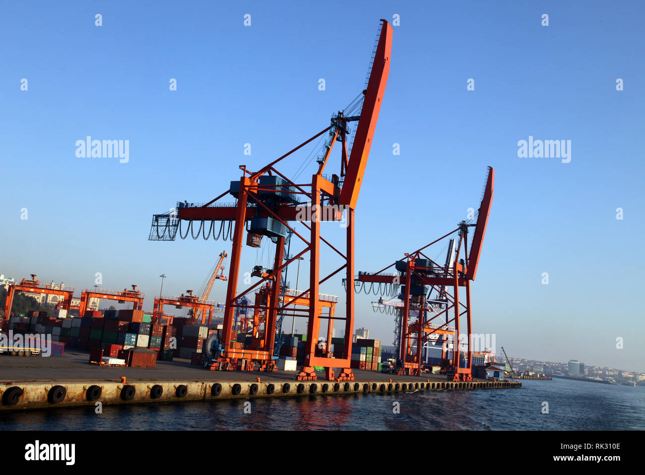 Hafen und Haydarpasa Container Terminal in Istanbul, Türkei. Terminal ist das wichtigste Handelshafen in Istanbul. Stockfoto