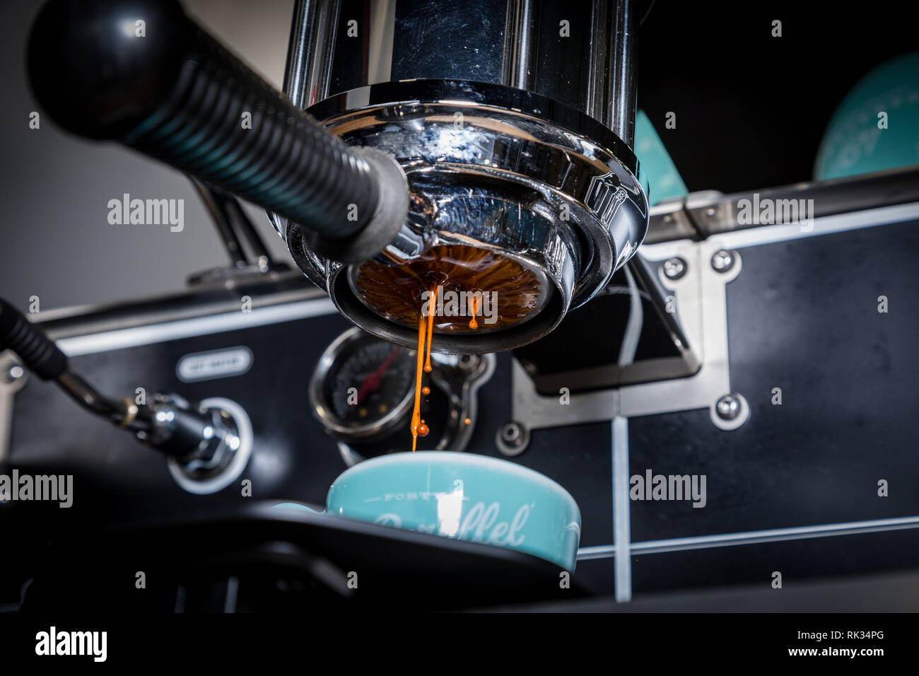 Ein Espresso gegossen wird, close-up Stockfoto