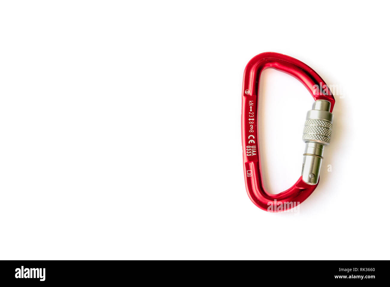 Rote Verriegelung Karabiner oben getan, auf weißem Hintergrund, mit kopieren. In der Nähe der Verriegelung Karabiner. Basic Kletterausrüstung. Stockfoto