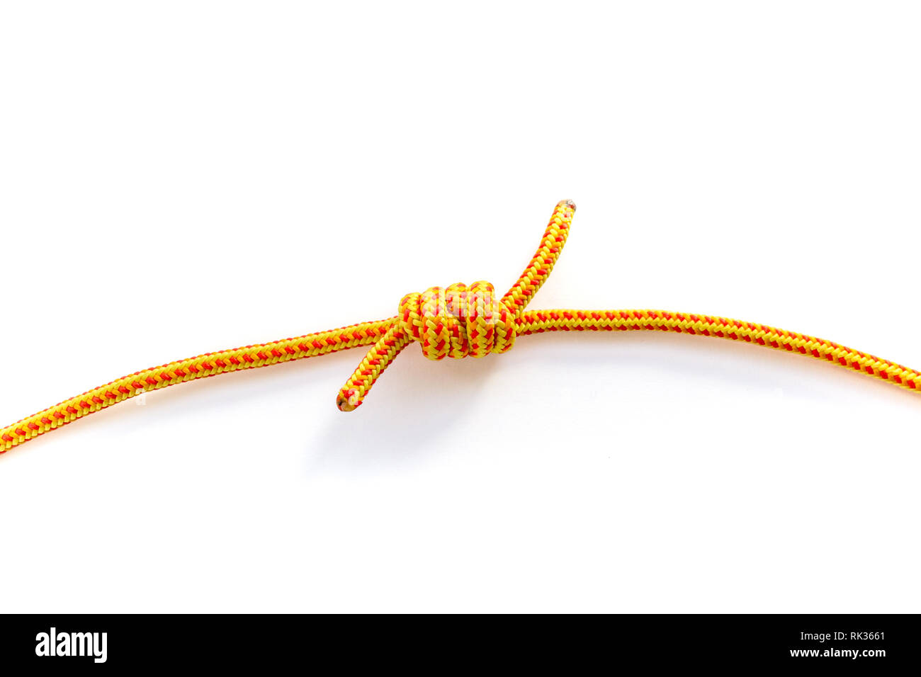 Nahaufnahme von grapevine Knoten Verbinden von zwei Seil Stränge. Makro  einer doppelten Fisherman's Bend mit 5 mm gelb Kletterseil getan  Stockfotografie - Alamy