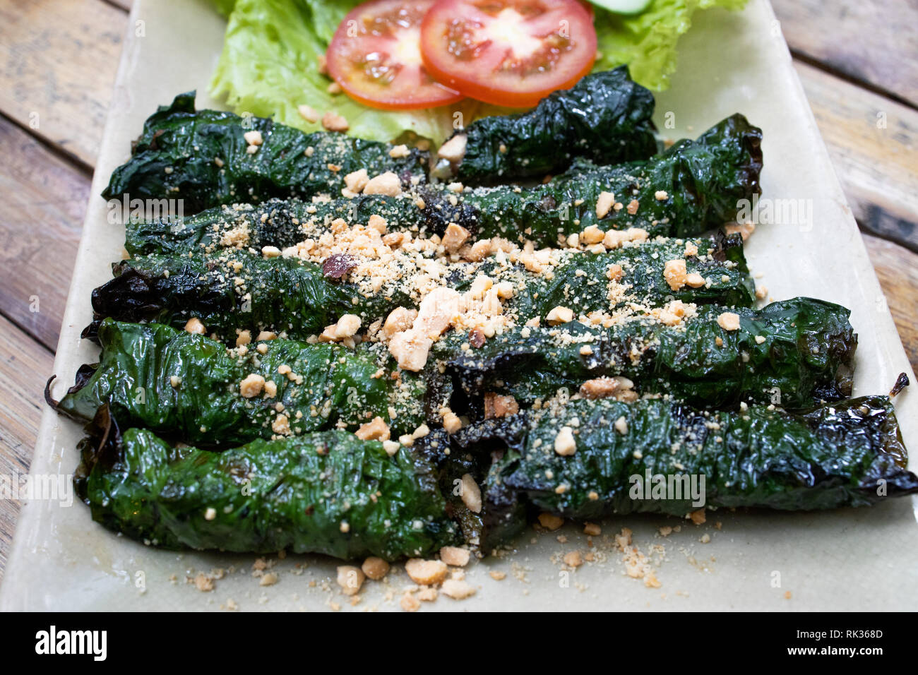 Gegrilltes Rindfleisch mit betal Blatt oder Bo Nuung La Los, ein Nam Quan Restaurant, Ho Chi Minh City, Vietnam Stockfoto