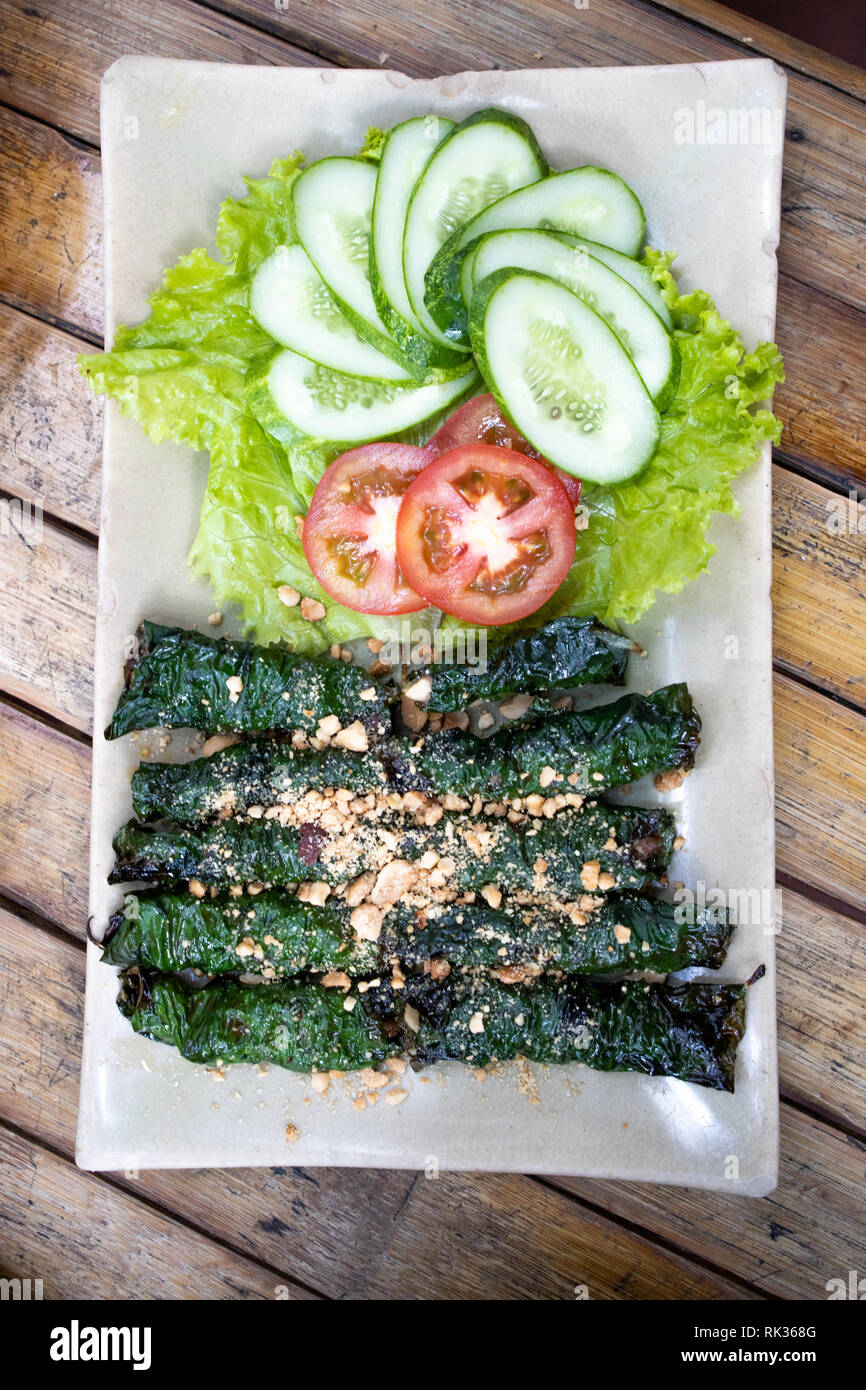 Gegrilltes Rindfleisch mit betal Blatt oder Bo Nuung La Los, ein Nam Quan Restaurant, Ho Chi Minh City, Vietnam Stockfoto