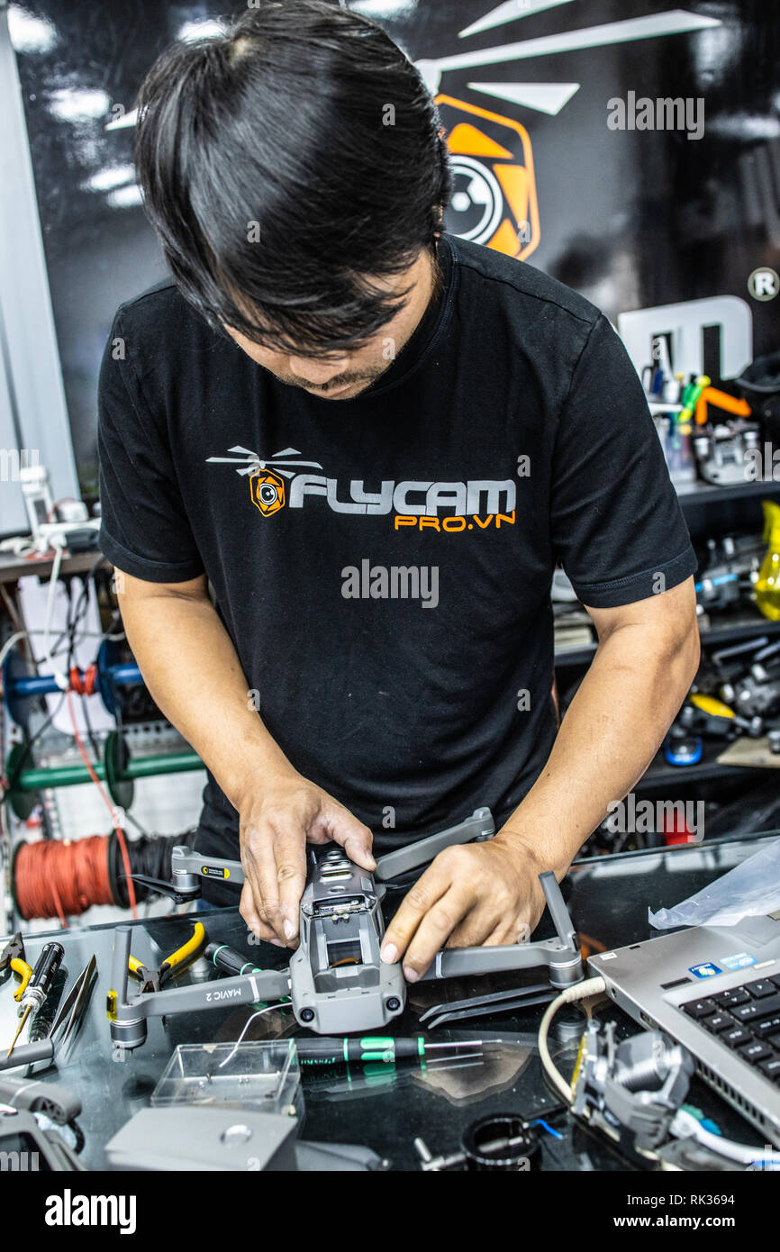 Eine Technitian DJI Mavic 2 Drohne reparieren Hobby Shop, Saigon, Ho Chi Minh City oder Saigon, Vietnam Stockfoto