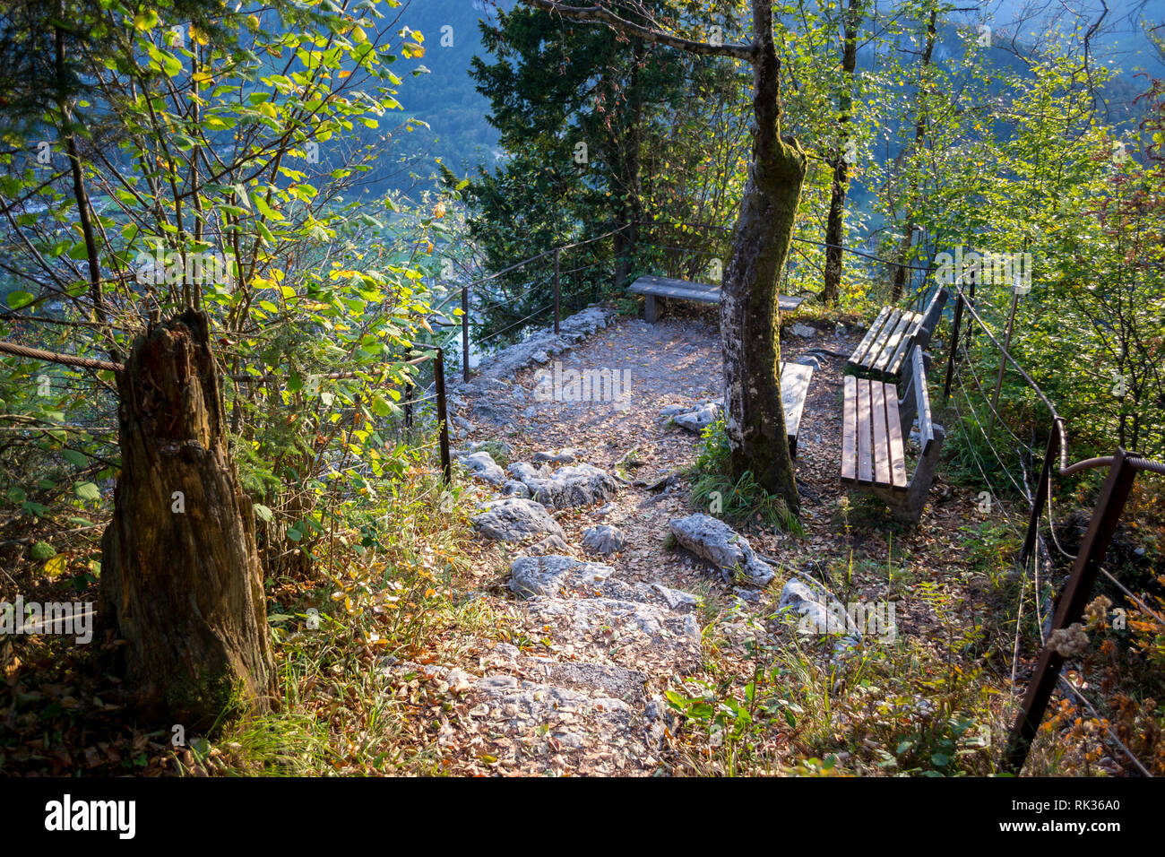 Szenische Blickpunkt spot mit Holzbänken, oberhalb von Bad Goisern, Österreich, am späten Nachmittag, sonnig, Sommer Stockfoto