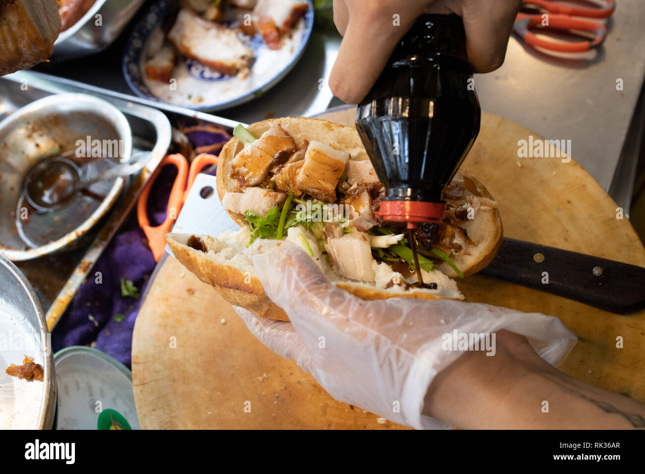 Bahn mi Sandwich aus einer Straße Warenkorb in Ho Chi Minh City oder Saigon, Vietnam Stockfoto