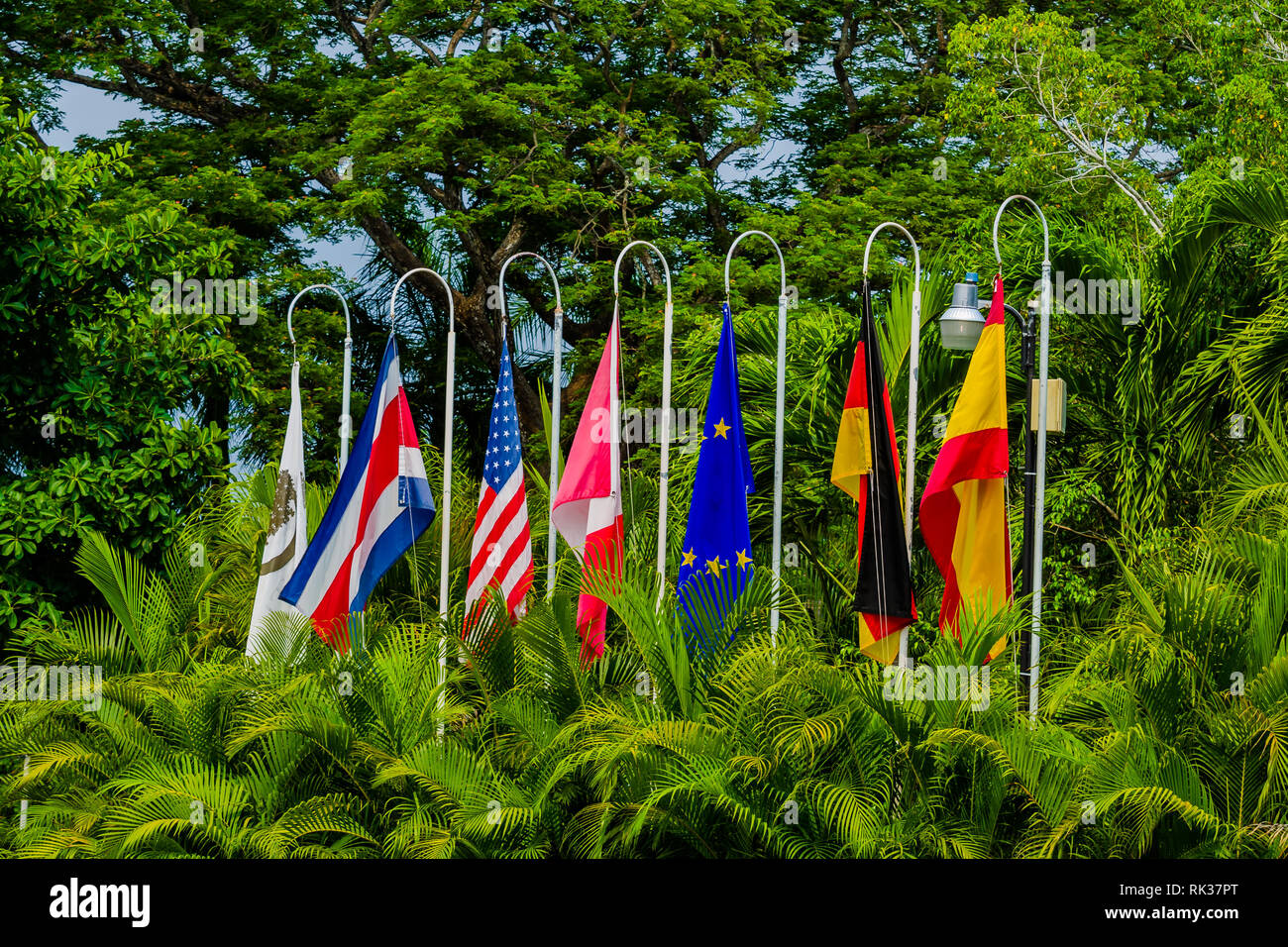 Flaggen aus der ganzen Welt in einem Park in Costa Rica Stockfoto