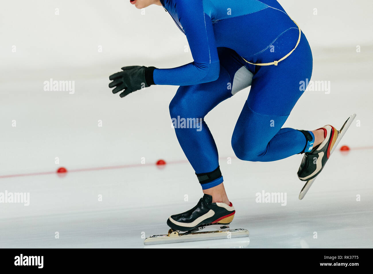 Athlet Geschwindigkeit Skater in Blau haut Klage auf eisschnelllauf Stockfoto