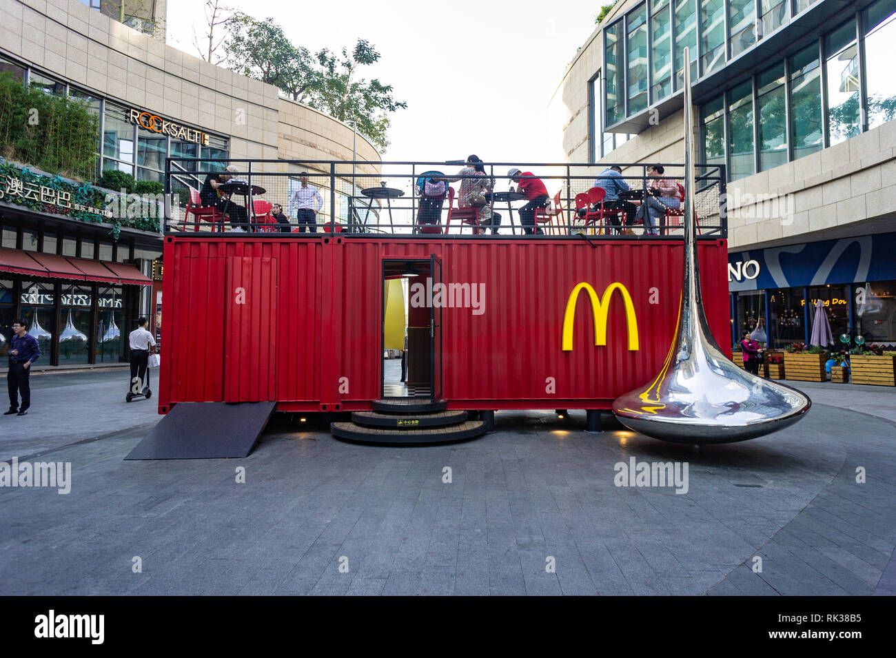 Shipping Container in McDonald's Pop up Restaurant in Shenzhen, China recycelt Stockfoto