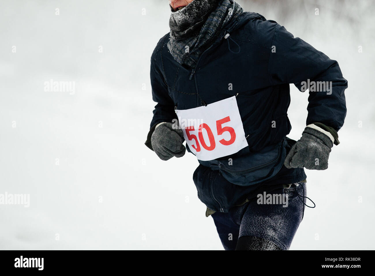 Sportler Läufer in Frost in extremer Kälte Marathon läuft Stockfoto