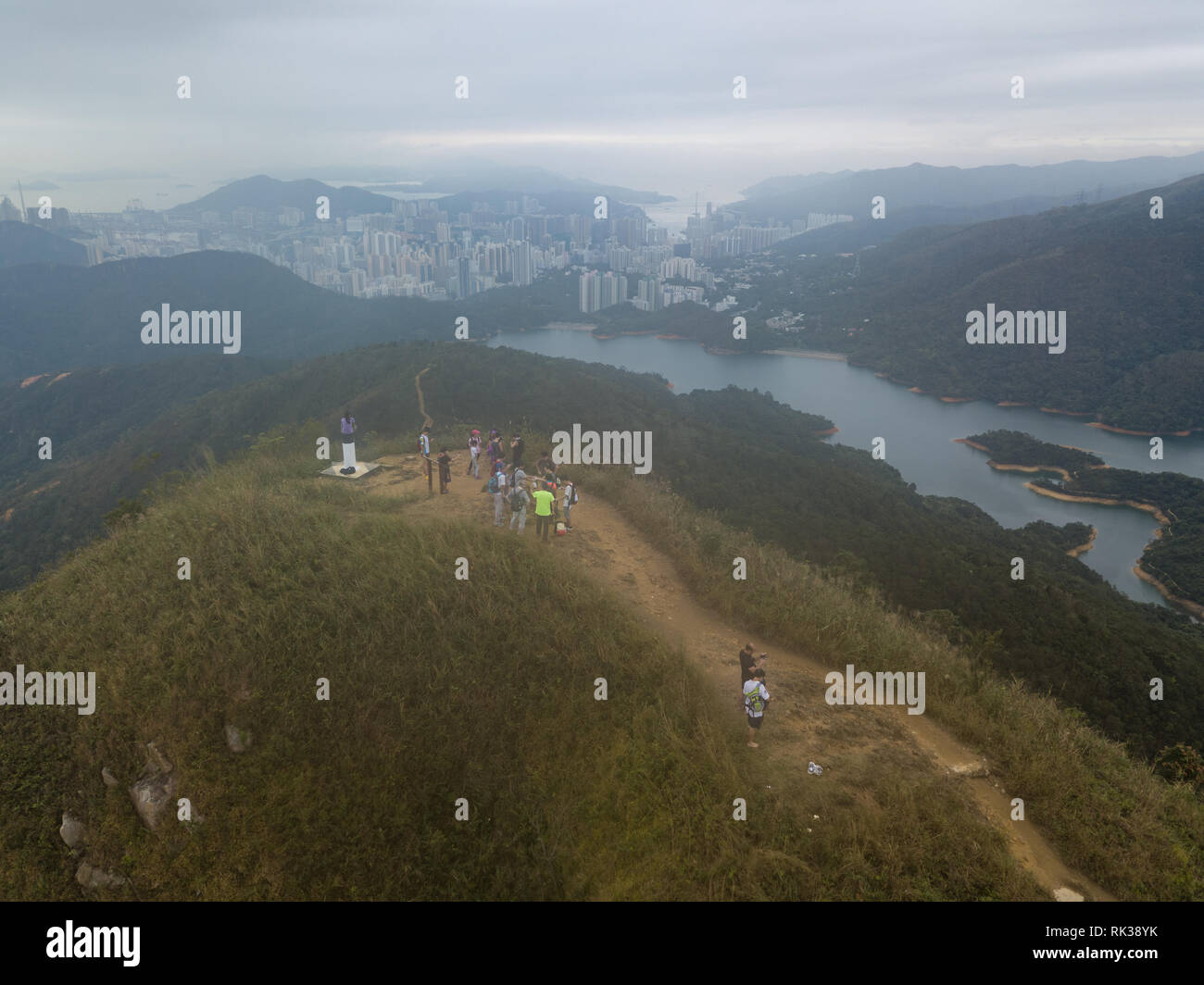Eine Drohne anzeigen im oberen Bereich Nadel Hill, einem Berg oberhalb der Shing Mun Reservoir in Hong Kong, mit Wanderern. Stockfoto