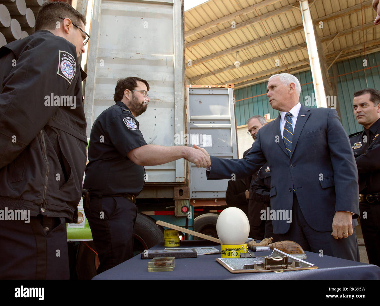 Der Vizepräsident der Vereinigten Staaten Mike Pence dank einer US-amerikanischen Zoll- und Grenzschutzbehörden Landwirtschaft Spezialist bei einem Besuch der US-amerikanischen Zoll- und Grenzschutzbehörden in Dundalk Marine Terminal im Hafen von Baltimore Baltimore, Md., 8. Februar 2019. Us-amerikanischen Zoll- und Grenzschutzbehörden Foto von Glenn Fawcett Stockfoto