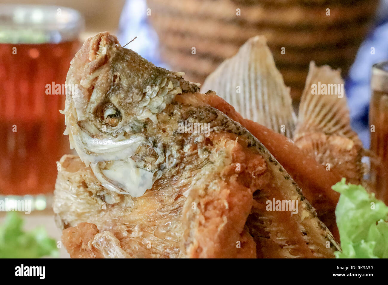 Knusprig und lecker gebratenen Karpfen für Beilagen Stockfoto