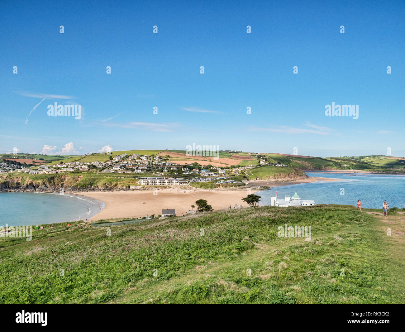 3. Juni 2018: Bigbury-on-Sea, Devon, Großbritannien - ein Blick auf das bigbury von Burgh Island bei Ebbe. Die Burgh Island Hotel ist auf der rechten Seite. Stockfoto