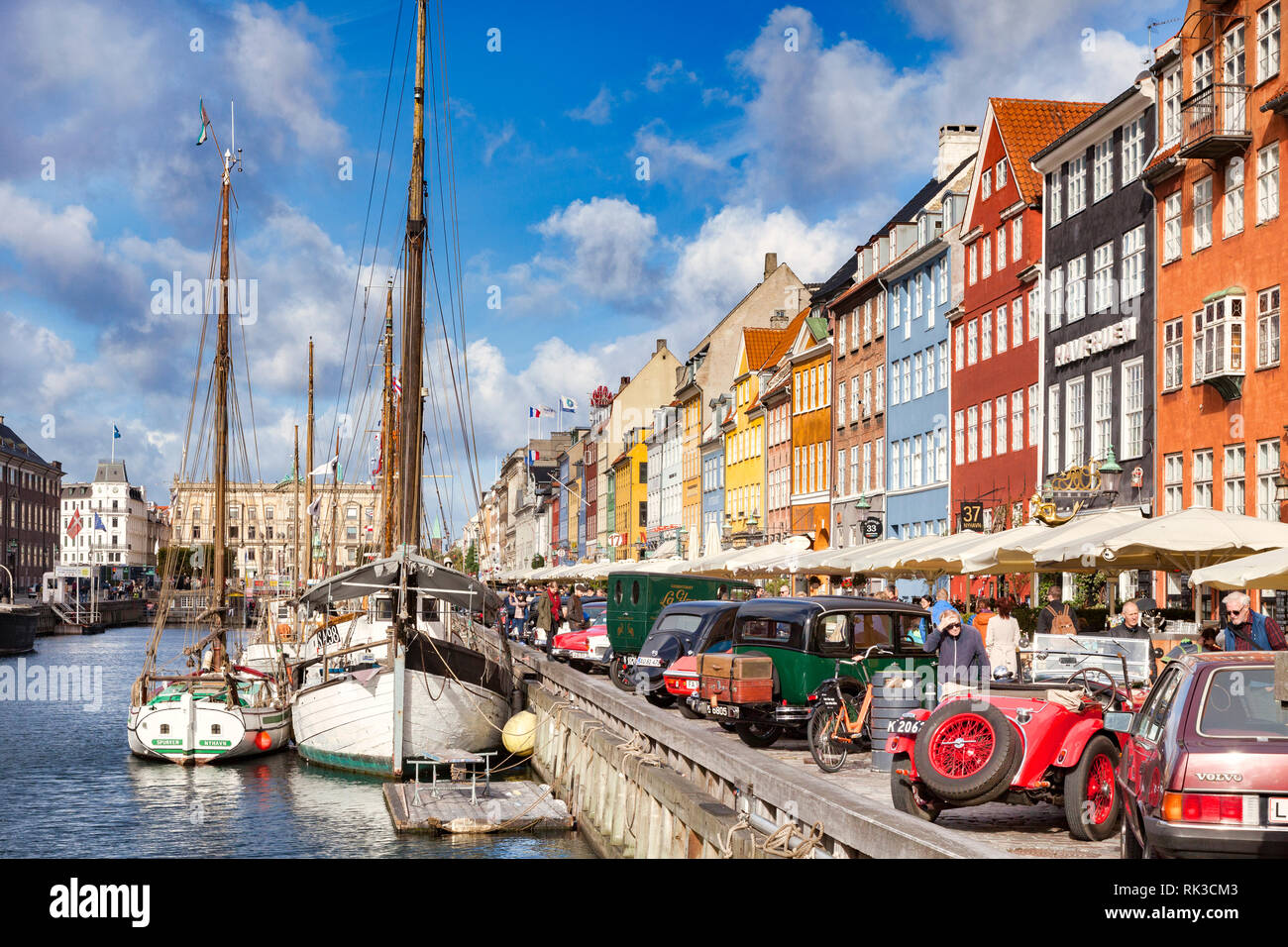 23. September 2018: Kopenhagen, Dänemark - klassische Autos auf dem Display neben dem Kanal im Kopenhagener Stadtteil Nyhavn, mit seinen bunten 17. und 18. Stockfoto