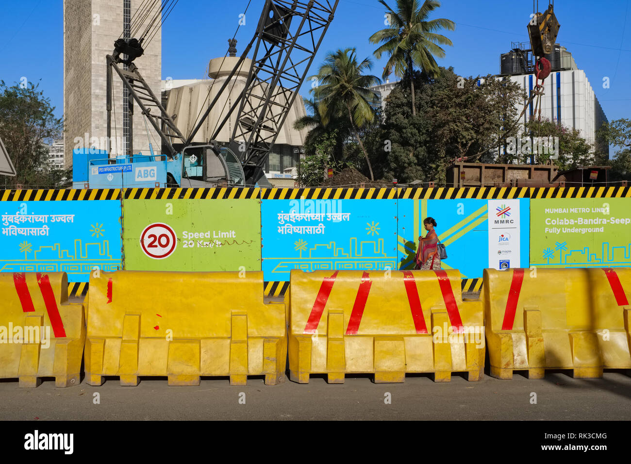 Eine Frau, eine Baustelle für die Mumbai Metro, Nariman Point, Mumbai, Indien Stockfoto