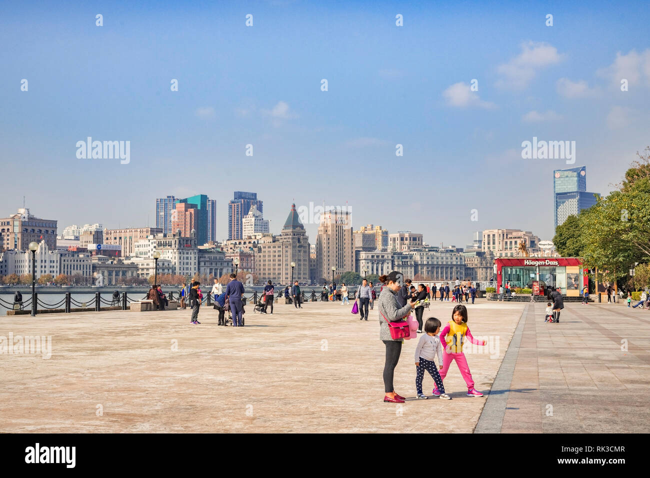 1. Dezember 2018: Shanghai, China - Besucher am Ufer des Huangpu Fluss auf der Pudong Seite, gegenüber dem Bund, Shanghai. Stockfoto