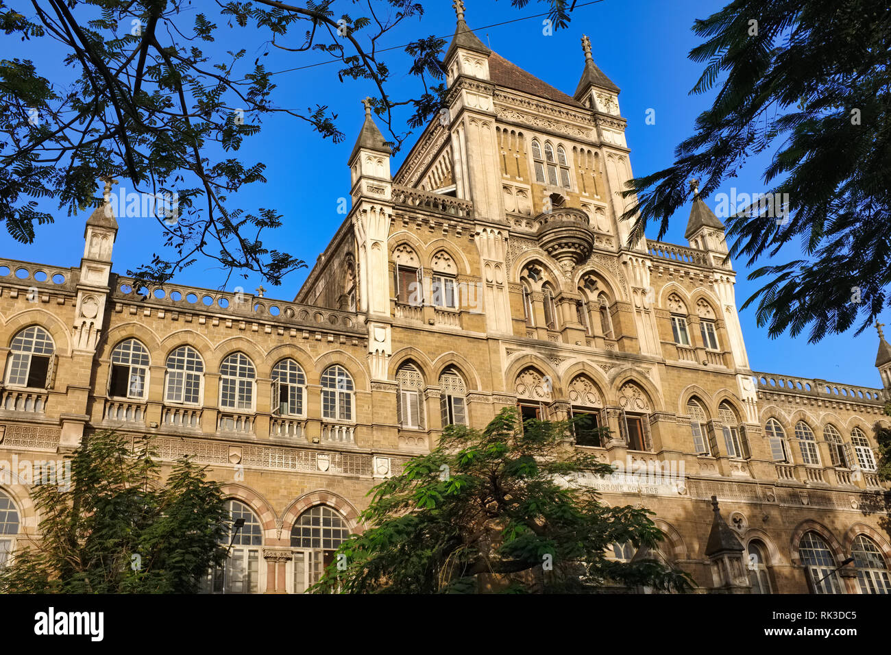 Teilweise mit Blick auf die kolonialzeit Elphinstone College in Kala Ghoda, Fort, Mumbai Stockfoto