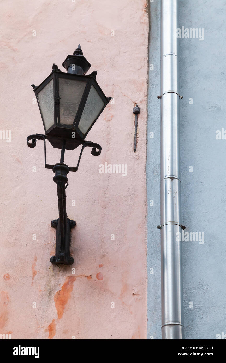 Traditionelle vintage street light montiert auf altes Haus Wand in Tallinn, Estland Stockfoto Traditionelle vintage street light montiert auf altes Haus Wand in Tallinn, Estland Stockfoto