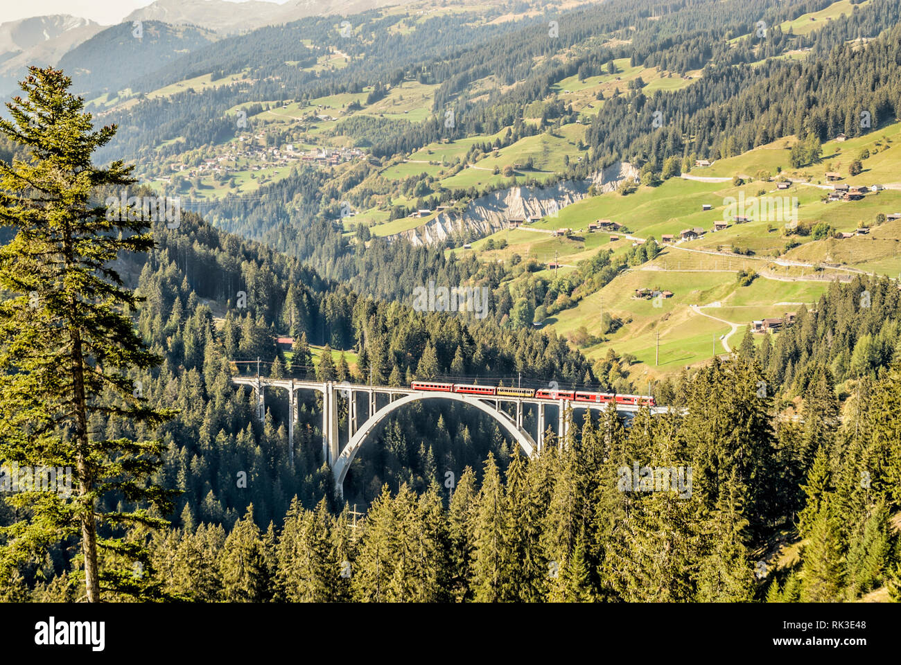 Arosa-Zug auf der Langwies Viaduktbrücke, Graubünden, Schweiz Stockfoto
