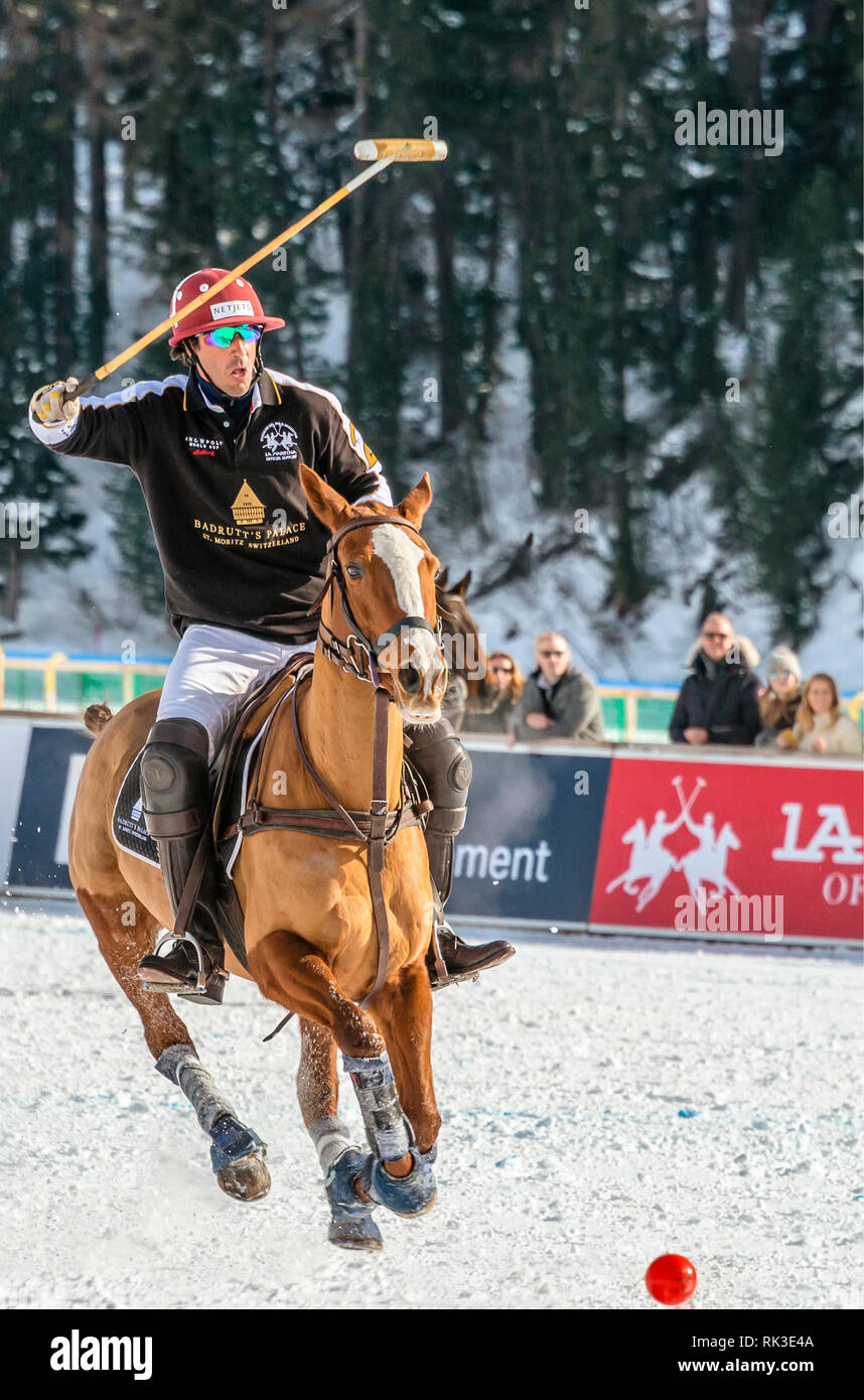 Juan Bautista Peluso vom Team Badrutts Palace gegen Aserbaidschan während des Snow Polo World Cup 2019 Spiels, St. Moritz, Schweiz Stockfoto