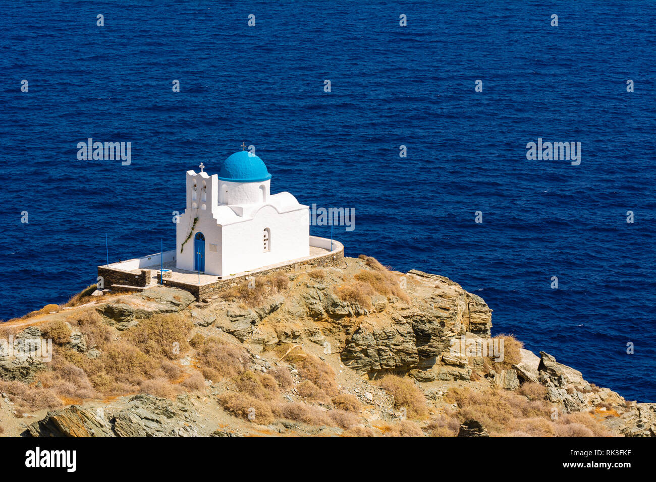 Kleine Kapelle der sieben Märtyrer mit herrlichem Blick auf die Ägäis, das Dorf Kastro, Insel Sifnos, Kykladen, Griechenland Stockfoto
