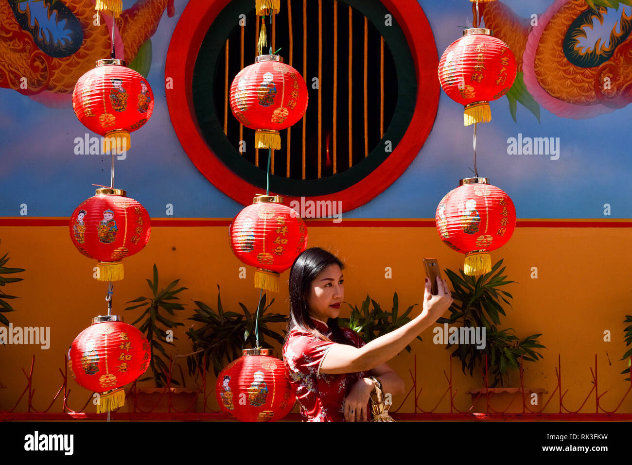 Frau unter selfie, Guan Yu Schrein, Warorot, Chiang Mai Stockfoto
