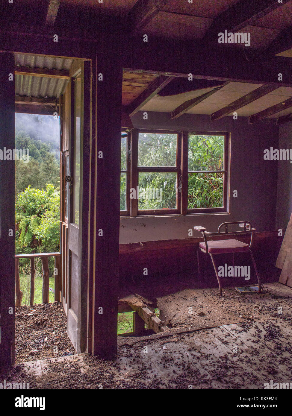 Leerer Stuhl, gebrochen, Stock, Tür öffnen, verlassenes Haus, Ahu Ahu Ohu, Ahuahu Tal, Whanganui River, North Island, Neuseeland Stockfoto