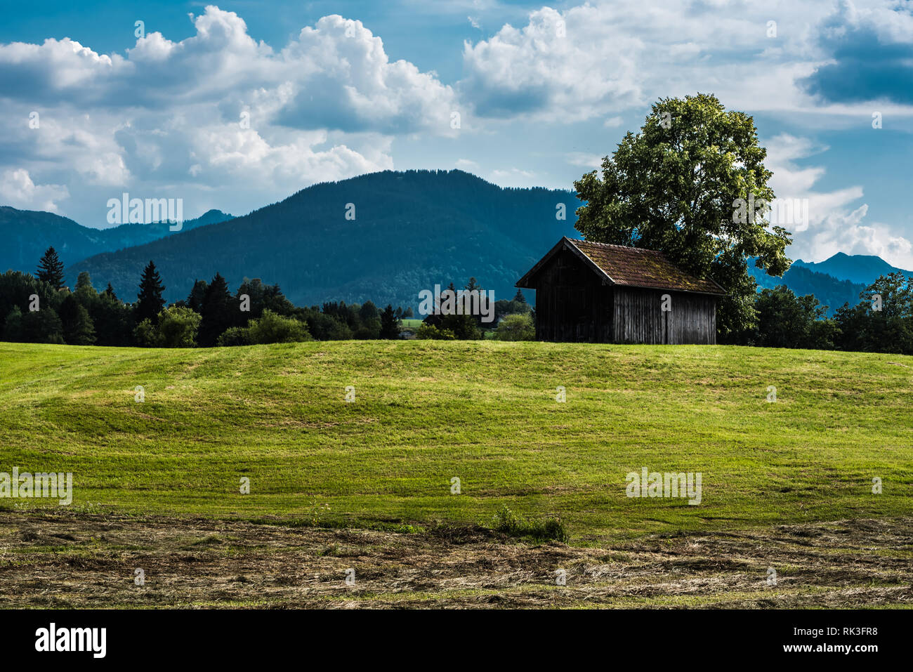 Malerische Aussicht über die deutsche Landschaft rund um das Dorf Kappel mit zwei alten hölzernen Schuppen auf die grünen Hügel Stockfoto