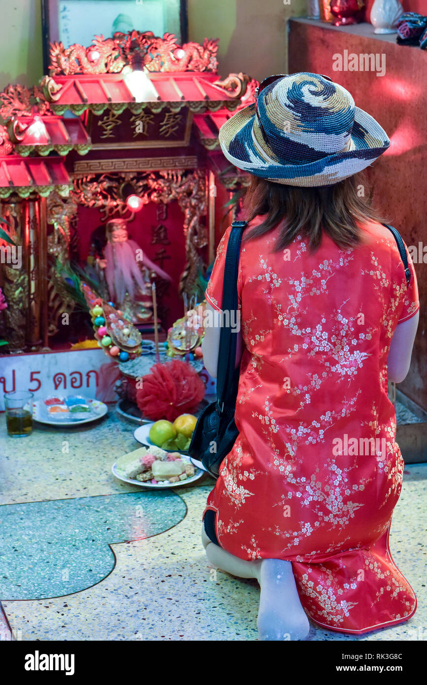 Die Menschen beten. Guan Yu Schrein, Warorot, Chiang Mai Stockfoto
