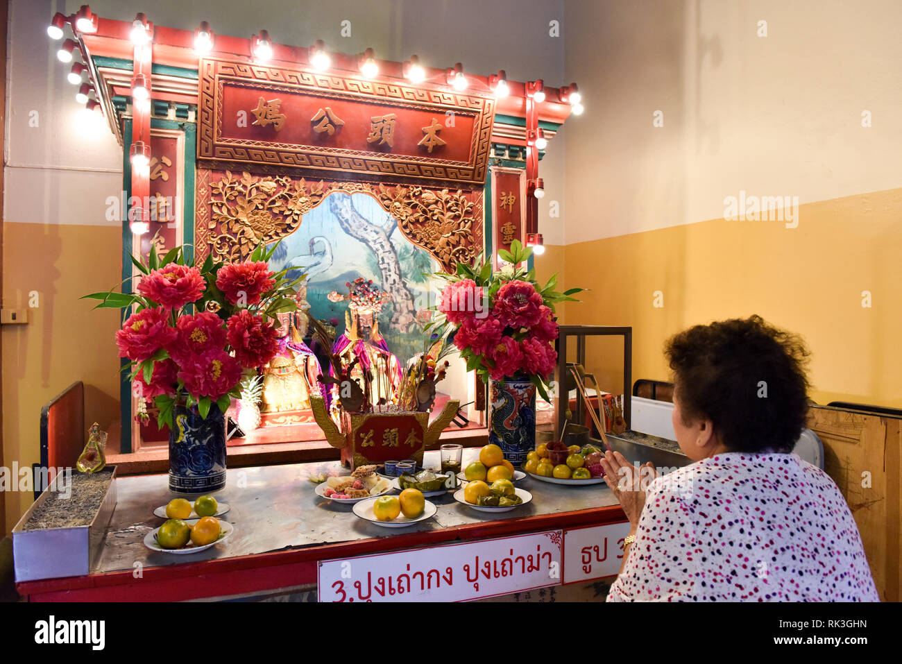 Die Menschen beten. Guan Yu Schrein, Warorot, Chiang Mai Stockfoto