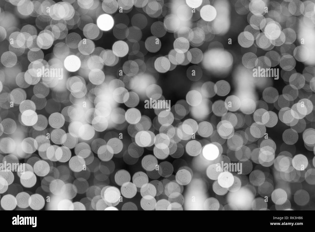 Abstrakte Licht bokeh als Hintergrund. Defokussierten abstrakte Weihnachten Hintergrund. Schwarze und Weiße bokeh Stockfoto
