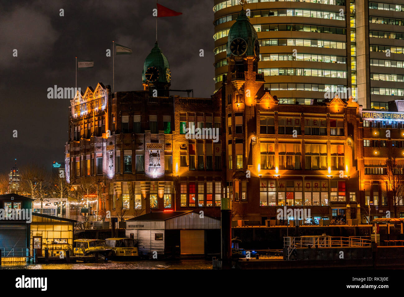 Historische amerika Lijn Gebäude in Rotterdam in der Nacht. Jetzt das Hotel New York in Rotterdam. Stockfoto