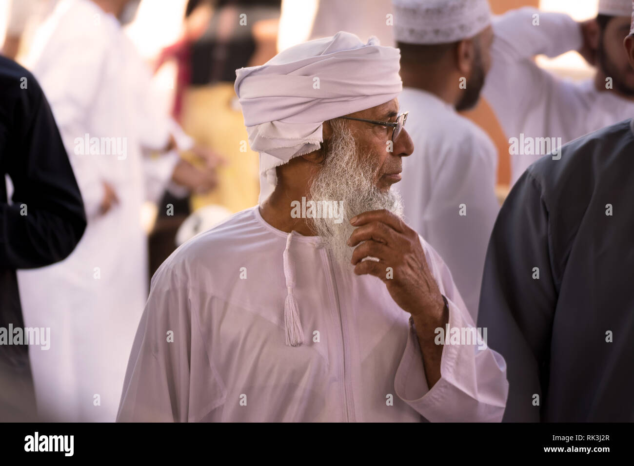 Nizwa, Oman - November 2, 2018: Alter Mann im traditionellen omanischen Kleidung in der nizwa Souk am Freitag Stockfoto