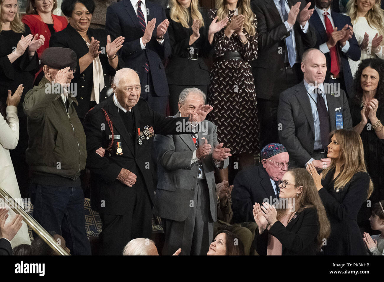 First Lady Melania Trump und Gäste applaudieren, als Präsident Donald J. Trumpf erkennt Herman Zeitchik, einen Weltkrieg II D-Day Veteran, während der Zustand der Union Adresse, Dienstag, Februar 5, 2019, in der United States Capitol in Washington, D.C Personen: First Lady Melania Trump Stockfoto
