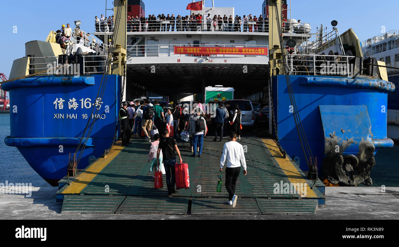 Haikou, Hainan Provinz Chinas. 9 Feb, 2019. Schritt Passagiere an Bord einer Ro-Ro-Fahrgastschiff an Xiuying port in Haikou, der Hauptstadt von South China Hainan Provinz, Feb 9, 2019. Wie das Frühlingsfest Urlaub kommt zu dem Schluss, die Zahl der Fahrgäste steigt, während Menschen strömen in die Städte, in denen sie arbeiten. Credit: Yang Guanyu/Xinhua/Alamy leben Nachrichten Stockfoto