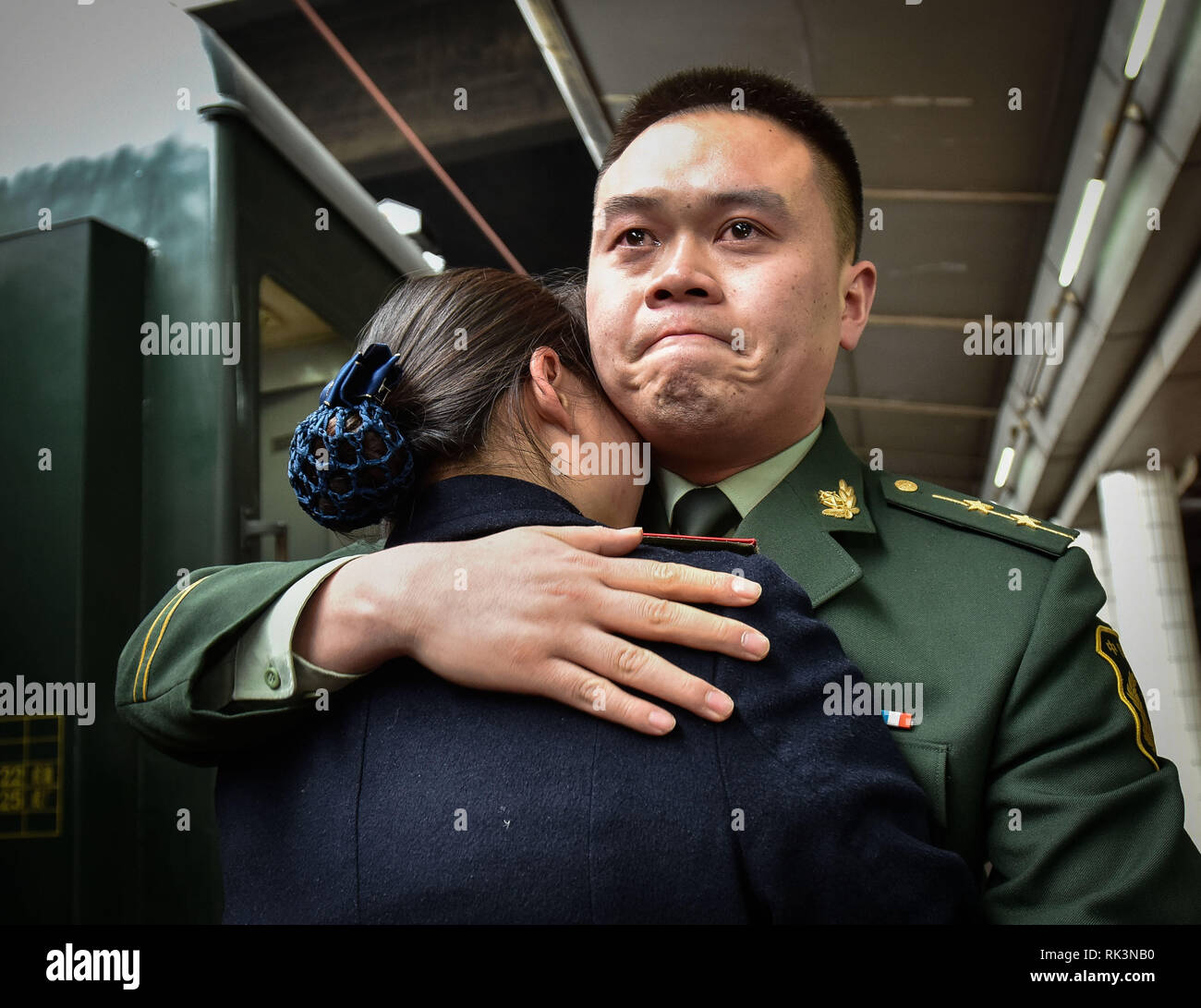 (190209) - Peking, Februar 9, 2019 (Xinhua) - Datei foto Jan. 3, 2016 zeigt Fan Ding, ein Soldat der Grenze Kräfte in Guangdong, umarmte seine Frau Lei Yun, ein Zugbegleiter, auf einer Plattform der Ostbahnhof Guangzhou in Guangzhou, Provinz Guangdong im Süden Chinas. Sie hatten eine kostbare 30 Minuten sammeln in der Hektik während des Frühlings Festival reisen Rush dank einer temporären Zug. Plattformen, erleben Sie unvergessliche Momente der Freude und der Trauer, sind der Inbegriff für jedes Jahr Spring Festival reisen Rush, bei der Hunderte von Millionen Chinesen gehen zurück in ihre Heimatstädte für Stockfoto