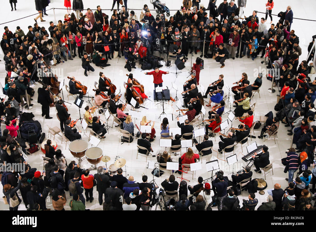 New York, USA. 8 Feb, 2019. Musiker während einer Sinfonie Konzert für das chinesische Neujahr in die Oculus des World Trade Center in New York City, USA, 8. Februar, 2019. Die Oculus des World Trade Center, ein neues Wahrzeichen in der Stadt New York, präsentierte eine dynamische Symphony Konzert am Freitag Abend in der Atrium Das chinesische Neujahr zu feiern. Credit: Wang Ying/Xinhua/Alamy leben Nachrichten Stockfoto