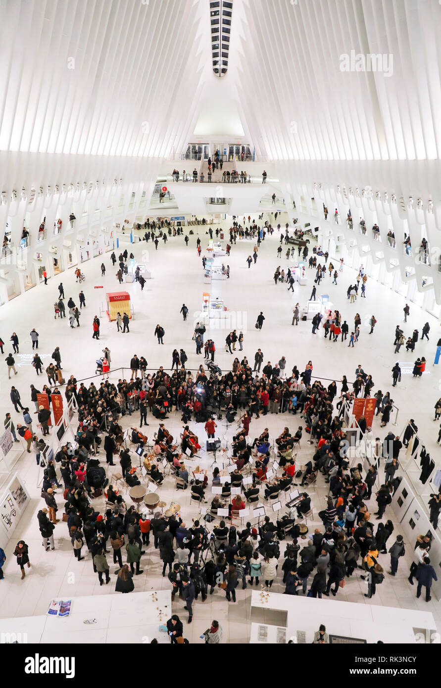 New York, USA. 8 Feb, 2019. Foto auf Feb 8, 2019 zeigt eine Sinfonie Konzert für das chinesische Neujahr in die Oculus des World Trade Center in New York City, in den Vereinigten Staaten übernommen. Die Oculus des World Trade Center, ein neues Wahrzeichen in der Stadt New York, präsentierte eine dynamische Symphony Konzert am Freitag Abend in der Atrium Das chinesische Neujahr zu feiern. Credit: Wang Ying/Xinhua/Alamy leben Nachrichten Stockfoto