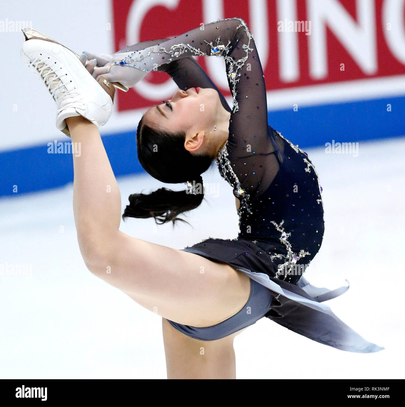 Anaheim, USA. 8 Feb, 2019. Rika Kihira von Japan konkurriert, während die Damen Kür der ISU vier Kontinenten Eiskunstlauf Wm in Anaheim, USA, 8. Februar, 2019. Credit: Zhao Hanrong/Xinhua/Alamy leben Nachrichten Stockfoto