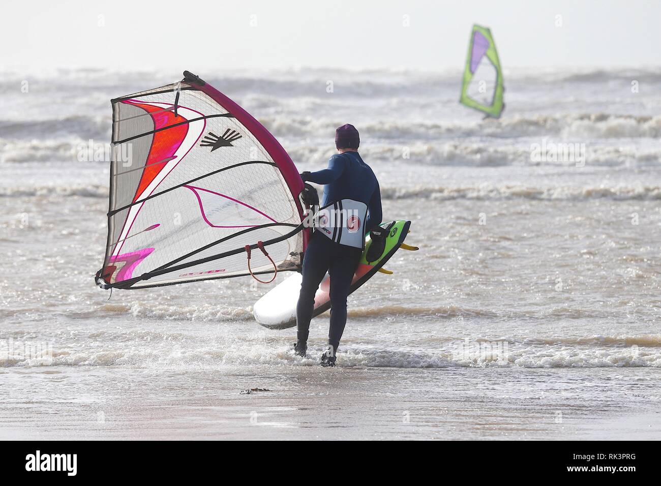 Sturz, East Sussex, UK. 09 Feb, 2019. UK Wetter: Gale force Winde schlagen, Sturz, East Sussex an der Südküste sind ideale Bedingungen für diese Wind- und Kitesurfer, die um die Kurven zu nehmen, während der Ebbe ist. © Paul Lawrenson 2019, Foto: Paul Lawrenson/Alamy leben Nachrichten Stockfoto