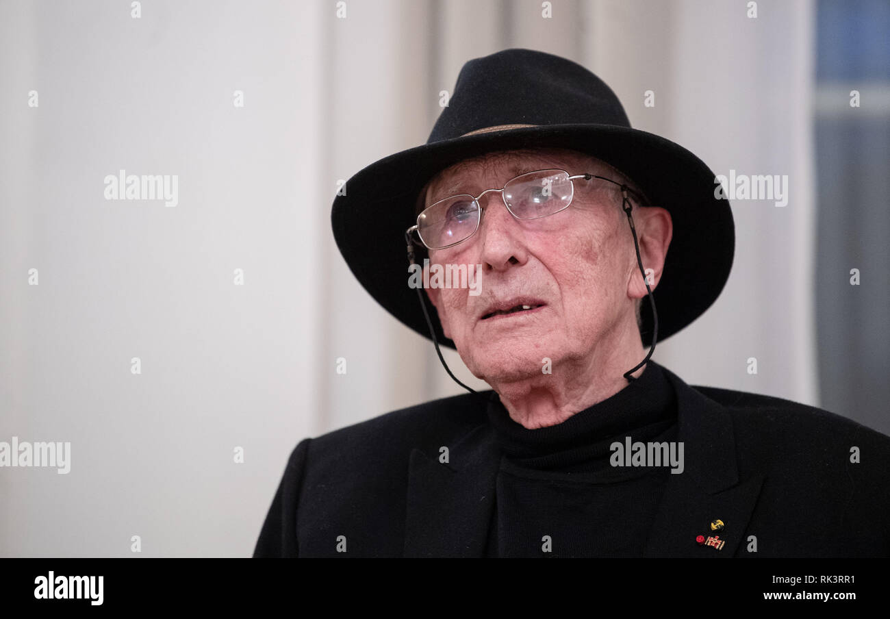 Stuttgart, Deutschland. 10 Okt, 2018. Tomi Ungerer, französischer Zeichner, Karikaturist und Kinderbuchautor, während der Verleihung der Ehrentitel Professor in Baden-Württemberg erfasst. Ungerer starb im Alter von 87 Jahren, als mehrere französische Medien einstimmig auf 09.02.2019 berichtet. Credit: Marijan Murat/dpa/Alamy leben Nachrichten Stockfoto
