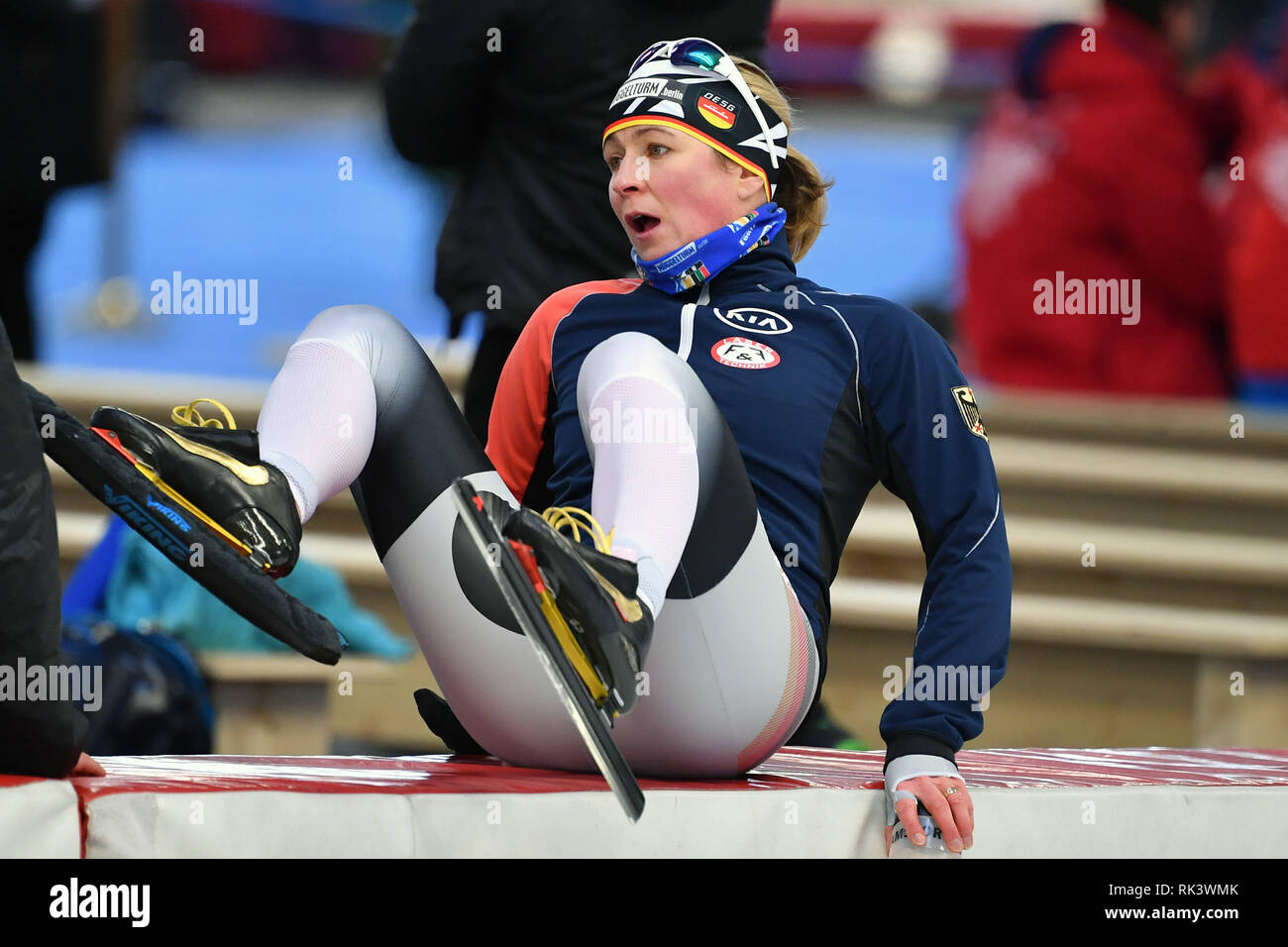 Inzell, Deutschland. 09 Feb, 2019. Claudia Pechstein (GER), nach Ihrem ausführen, klettert über die Bande, Aktion, Single Action, Single Shot, Ausschneiden, vollen Körper geschossen, die ganze Figur. Damen 5000 m am 09.02.2019. Eisschnelllauf, Eisschnelllauf WM 2019 vom 07.-10.02 .2019 in Inzell/Max Aicher Arena, | Nutzung der weltweiten Kredit: dpa/Alamy leben Nachrichten Stockfoto