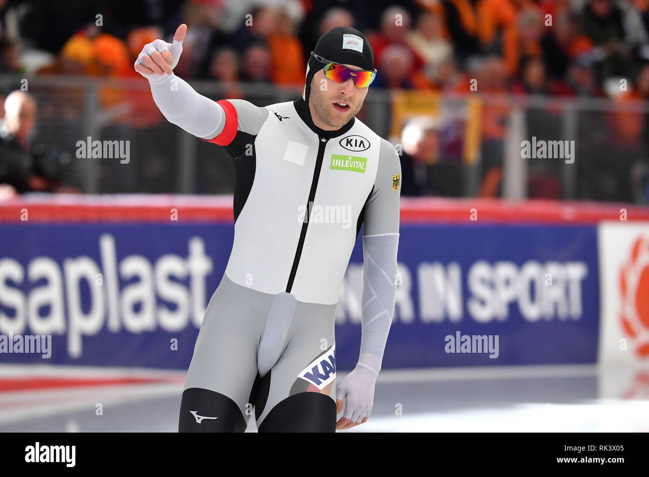 Inzell, Deutschland. 09 Feb, 2019. Nico IHLE (GER), winkte, winken, winken, Geste, Aktion, single Bild, Single Cut Motiv, halb Bild, halb Abbildung. Männer 1000 m, Männer auf 09.02.2019. Eisschnelllauf, Eisschnelllauf WM 2019 vom 07.-10.02 .2019 in Inzell/Max Aicher Arena, | Nutzung der weltweiten Kredit: dpa/Alamy leben Nachrichten Stockfoto