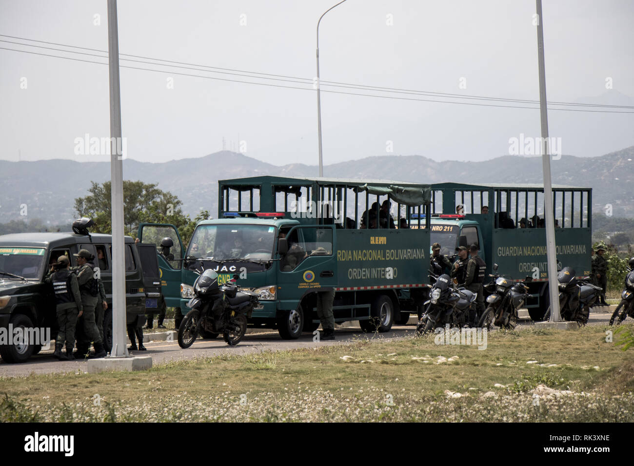 Caracas, Venezuela. 8 Feb, 2019. Grenzübergang zwischen Kolumbien und Venezuela in der Nähe des Tienditas Brücke. In der Mitte der Streit um humanitäre Hilfe für Venezuela, die Behörden des südamerikanischen Landes haben die Autobahn Brücke ins benachbarte Kolumbien blockiert. Die Brücke wurde im Jahr 2016 abgeschlossen, aber nie in Betrieb genommen. Jetzt war es mit dem Anhänger von einem Tankwagen und zwei Container gesperrt. 08. Februar 2019, Venezuela, Cucuta: Credit: Elyxandro Cegarra/ZUMA Draht/Alamy leben Nachrichten Stockfoto