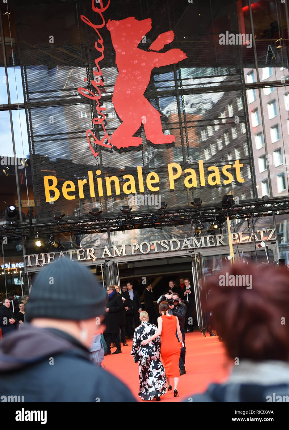 Berlin, Deutschland. 09 Feb, 2019. 69. Berlinale: Schauspielerin Valerie Pachner (r) und Mavie Hörbiger verlassen den roten Teppich vor der Premiere des Films 'Der Boden unter den Füßen". Der Film ist auf dem Internationalen Film Festival in der Kategorie "Wettbewerb" dargestellt. Credit: Gregor Fischer/dpa/Alamy leben Nachrichten Stockfoto
