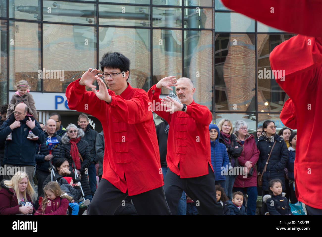 Woking, Surrey, Großbritannien. 9. Februar, 2019. Woking Zentrum feierte das Chinesische Neue Jahr des Schweins heute mit bunten Paraden und Shows. Die tai chi Vorführung. Stockfoto