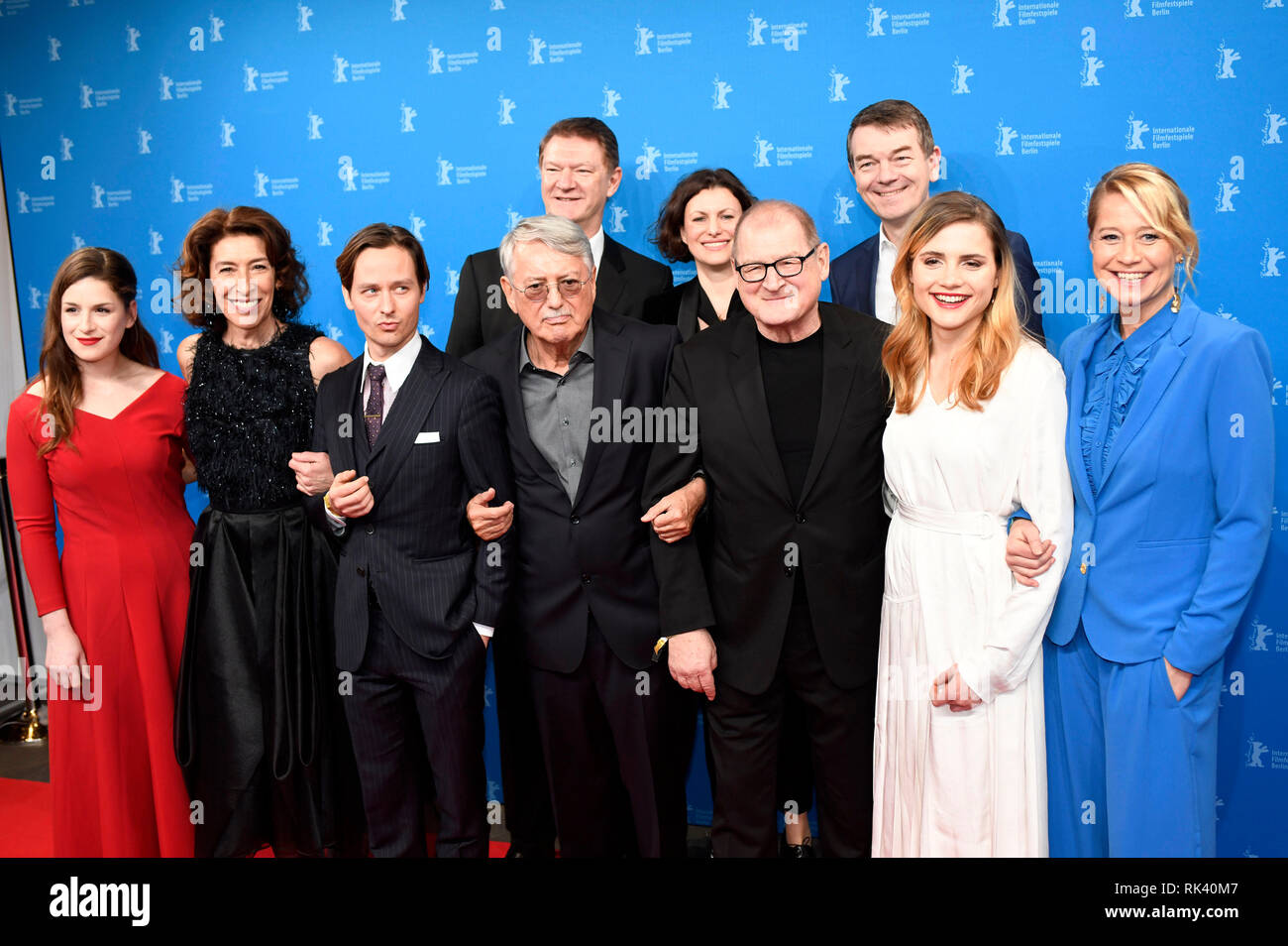 Lou Strenger, Adele Neuhauser, Tom Schilling, Heinrich Breloer, Burghart Klaußner, Mala Emde und Trine Dyrholm die Teilnahme an der 'Brecht' Premiere auf der 69. Internationalen Filmfestspiele Berlin/Berlinale 2019 im Haus der Berliner Festspiele am 9. Februar 2019 in Berlin, Deutschland. Stockfoto